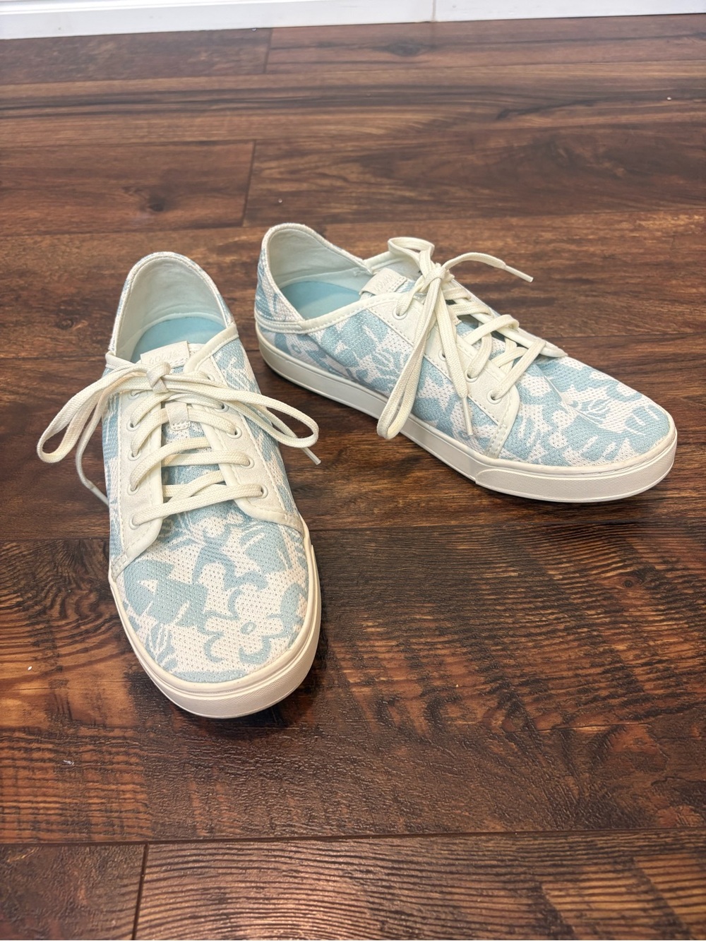 OluKai Pehuea Li Convertible Sneaker Blue White Floral Women’s Size 10